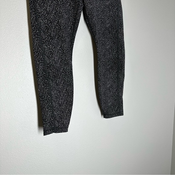Athleta Ultimate Stash Pocket Textured 7/8 Leggings Black White Size M Women’s - Picture 3 of 10